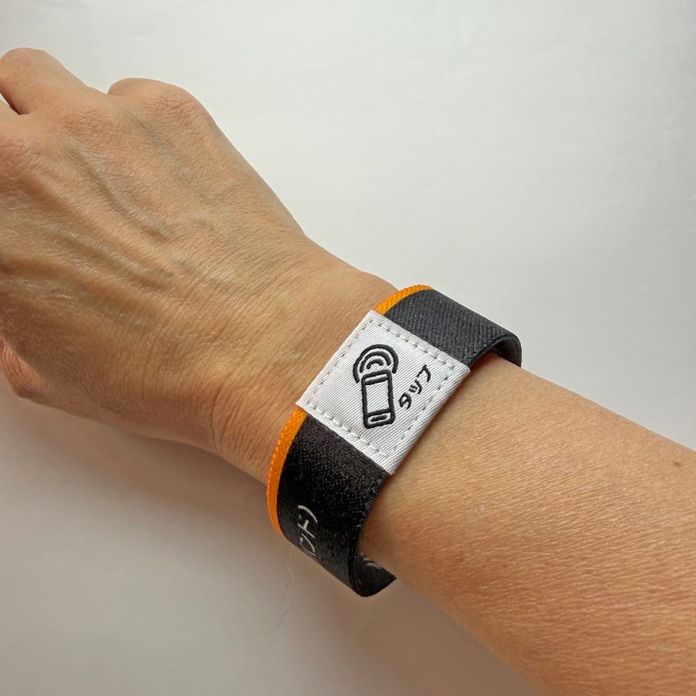 NFCブレスレットやQRコード付きキーホルダーを装着・携行